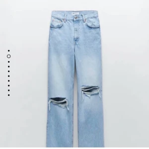 Wide jeans från zara  - Jätte populära slutsålda jeans från zara, aldrig använda, stolek 32, 💕 budet börjar på 400kr 