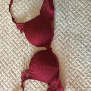 Hunkenmöller BH strl 75B - Push-up BH från Hunkenmöller storlek 75B. Oanvänd i helt nytt skick. 