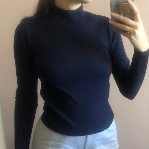 Ginatricot  - Mörkblå tröja från Ginatricot. 