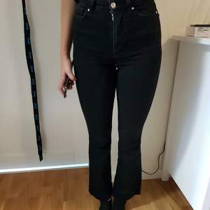 Svarta curve bootcut jeans från Cubus. Originalpris 599 kr. Har blivit för korta för mig så därför säljer jag dem. Jag är 173 cm lång. Stl XS. Normal passform. Stretchiga. Inte mkt använda. Tvättade 2 ggr. Köparen står för frakten. Swish. 