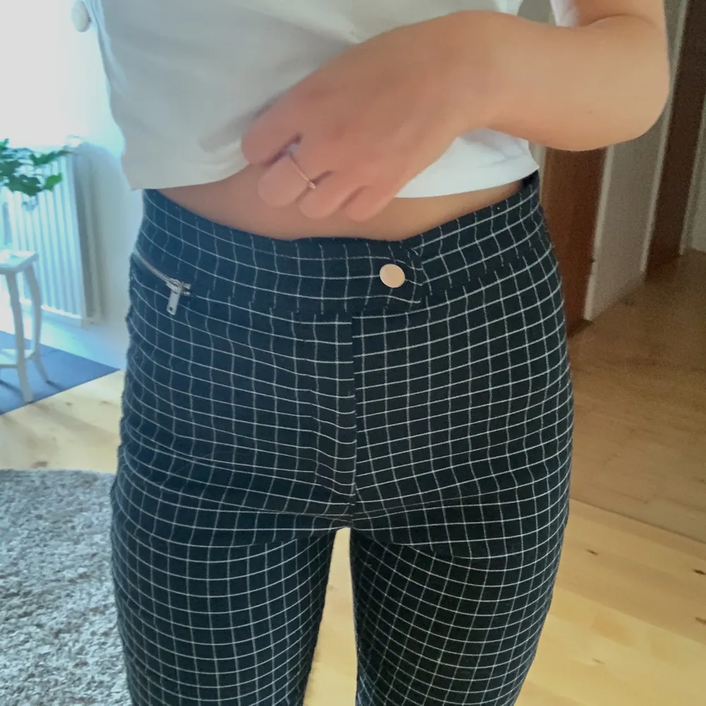 Säljer dessa coola byxor! Modellen är straightleg och passformen är suverän! Högmidja och i storlek 36. Hör endast av er om ni vill köpa💘 (frakt ingår ej 63kr). Jeans & Byxor.