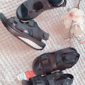 Säljer ett par helt nya Nike sandaler och ett par som inte är Nike dom passar perfekt på jobb eller en varm sommardag. Då dem inte används och bara tar plats vill jag få sålt dom. 500kr tillsammans