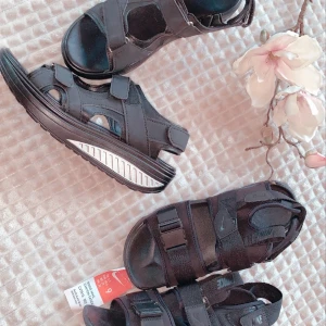 Nike skor dam - Säljer ett par helt nya Nike sandaler och ett par som inte är Nike dom passar perfekt på jobb eller en varm sommardag. Då dem inte används och bara tar plats vill jag få sålt dom. 500kr tillsammans