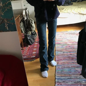 Jeans - Superfin wash! Ganska stretchiga i materialet. Köpta på second hand. Jag är någonstans mellan 160-163. Möts gärna upp annars står köparen för frakt💕