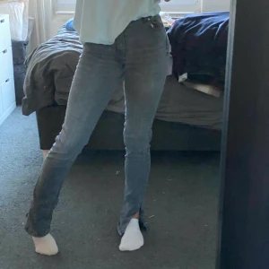 Jeans 💫💫 - Jätte fina jeans med slits från zara säljer pga att dom är lite försmå för mig 🤍💫🥺