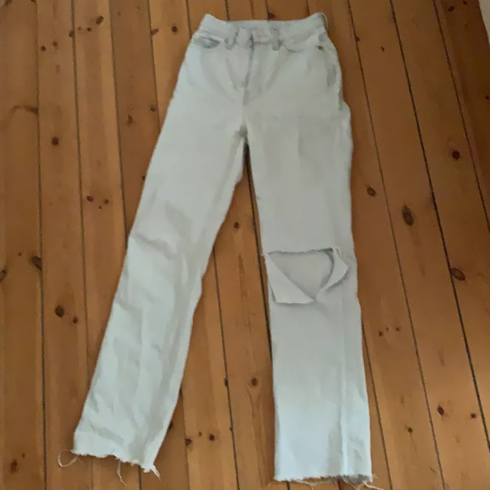 Ljus blåa Weekday jeans i modellen rowe med eget gjort hål, ordinarie pris 500kr säljs för 200kr plus frakt . Jeans & Byxor.