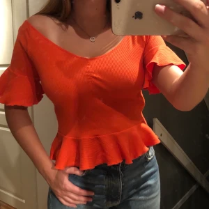 Orange blus  - Jätte fin orange blus från Mango. Tycker den är lite för liten för mig dock. 