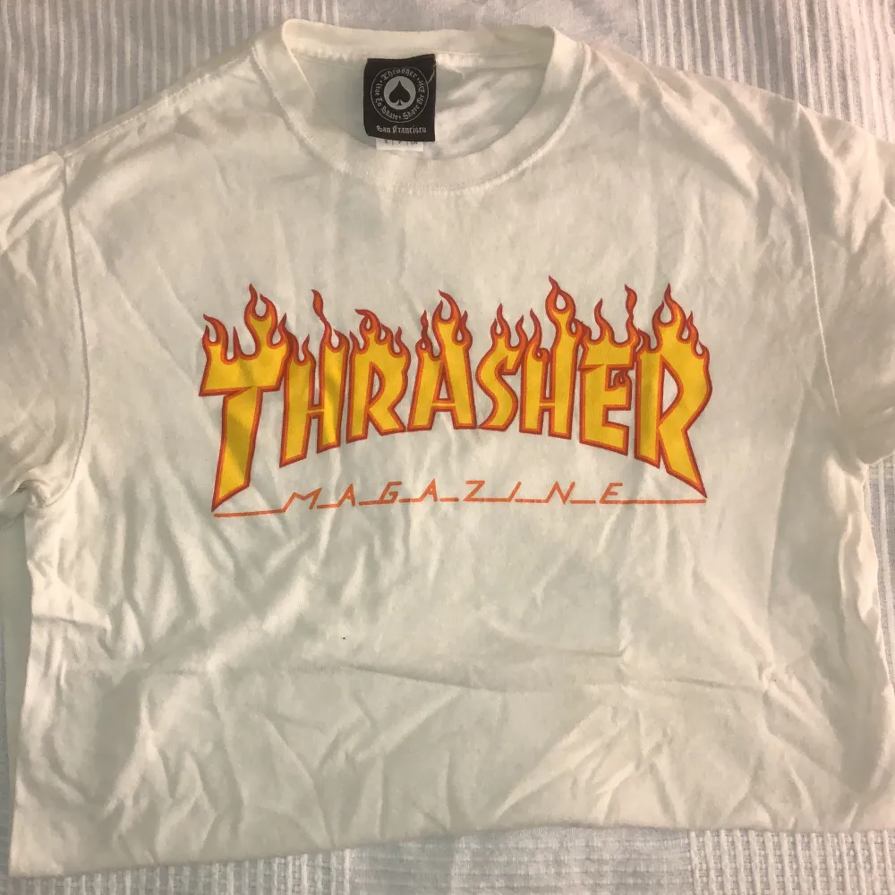 Säljer min thrasher t-shirt jag använt kanske 5 gånger så tröjan är i ett fint skick. Frakt ingår ej i priset.. T-shirts.