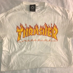 Thrasher t-shirt - Säljer min thrasher t-shirt jag använt kanske 5 gånger så tröjan är i ett fint skick. Frakt ingår ej i priset.