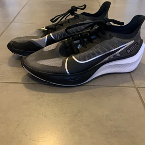 Löparskor/gymskor - Lätta och sköna löparskor som aldrig är använda. Säljer då dem är för små för mig.