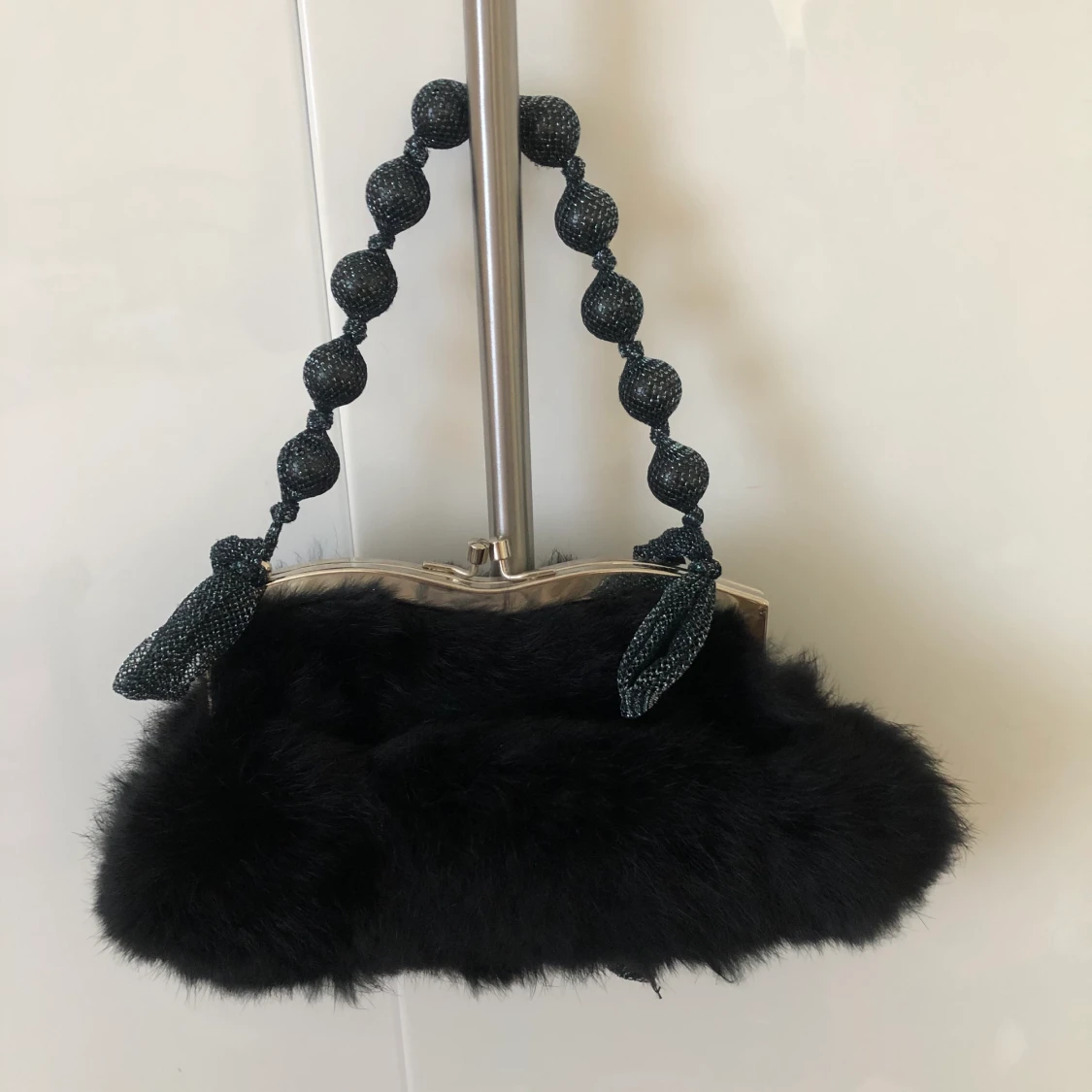 Svart fluffig clutch bag - 90