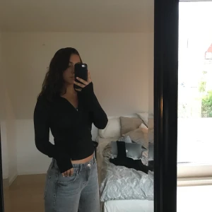 Weekday tröja  - Aldrig använt svart tröja med dragkedja från weekday!! Storlek S