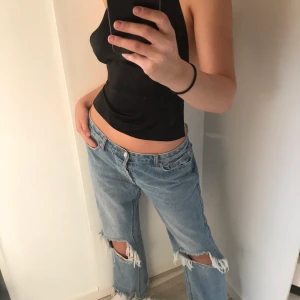 Jeans med hål - Jättefina jeans med hål på knäna som TYVÄRR blivit alldeles för stora för mig😭 dessa är verkligen helt brutalt snygga😍