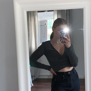 Glittrig topp från H&M, strl S - Jättefin festtopp från H&M! Använd vid 1 tillfälle, så den är i jättebra skick! Säljes på grund av att jag inte använder den längre. Köparen står för frakt 63kr!