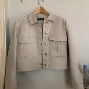 Jeans jacka  - Säljer världens finaste jeansjacka från märket STAY. Kort modell strl S, säljes då jag vill ha en mindre strl. Oanvänd, prislappen finns kvar. Nypris 499