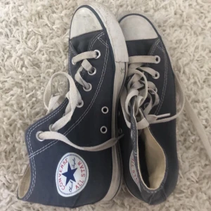 Converse  - Säljer mina mörkblå converse, bra skick fortfarande 💞💖💖
