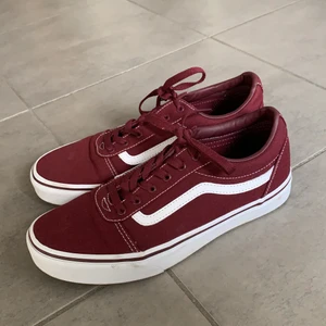 Vans skor  - Varsamt använda vans skor, vinröd färg som passar till mycket