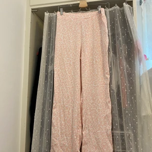 Rosa/vit Leo Pyjamas  - Pyjamas set med skjorta och utsvängda byxor, sitter jätte fint och bra och är i siden material