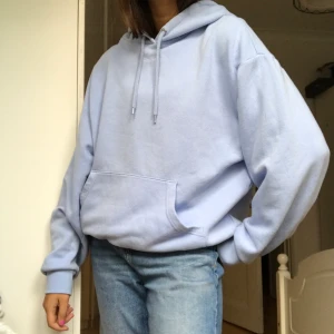 hoodie  - pastellblå hoodie från monki💗 står hey bae på knappt använd 