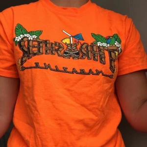 Thrasher tröja  - Unik thrasher tröja med hawaiitema🌞🌞köpt på Tise men endast använd en gång av mig. frakt tillkommer/möts upp i sthlm😇