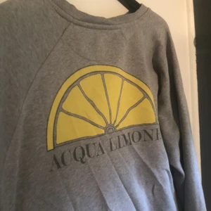 Aqua Limone sweatshirt  - Aqua Limone Sweatshirt inköpt förra vintern. Bild 1 & 2 är baksidan, bild 3 är framsidan. Storlek L, super mysig att ha till ett bar vita eller svarta mjukis byxor och Nike strumpor med lite smycken runt halsen och fingrarna. Frakt tillkommer 