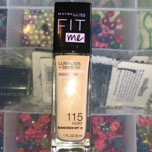 Maybelline Fit Me Foundation 115  - Foundation från Maybelline. Säljer pga för mörk för mig, endast testat två ggr. Nypris ca 120kr<3 Bättre att nån får användning för den!! Frakt tillkommer på 22kr
