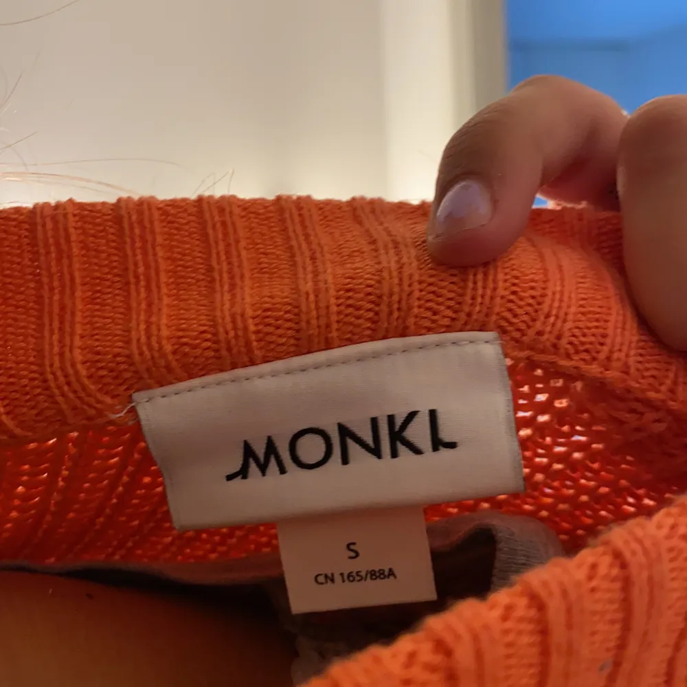 Sjukt skön stickad tröja från Monki använd cirka 3-4 gånger!! Mycket bra skick 💕 120+ frakt. Stickat.