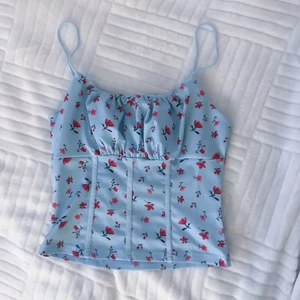 Söt topp - Sååå söt och helt oanvänd topp som tyvärr var förstor på mig! Storleken är s, har vanligtvis xs! Den går även fint att använda utan bh!