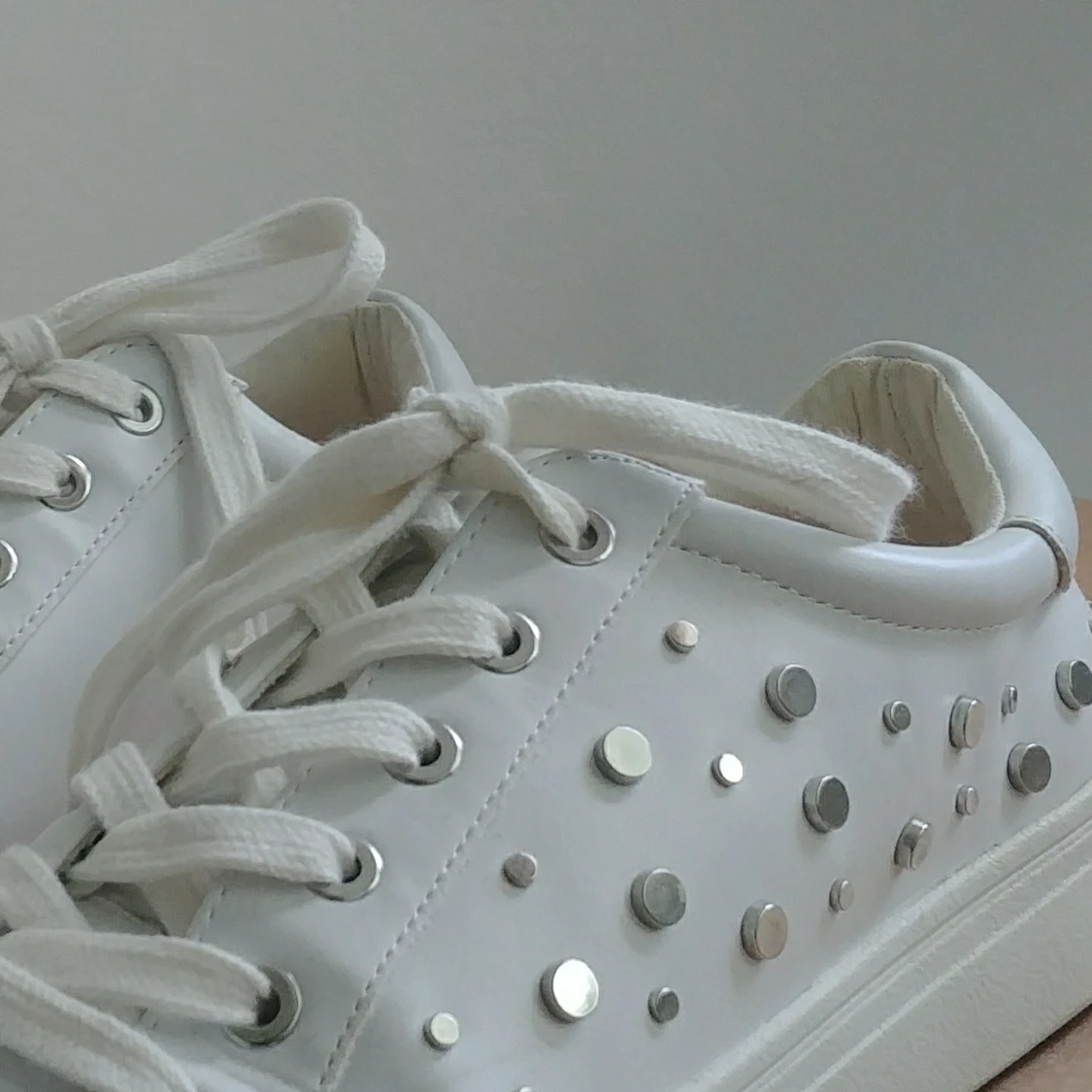 Sneakers med nitdetaljer stl 40 - 91