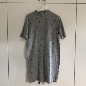 Grå Klänning - Grå bomullsklänning från Cheap Monday. Små svarta tryck överallt. Använd ca 2 gånger max.