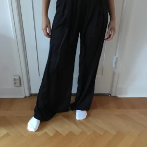 flowy pants  - flowy, sköna byxor från HM. köpta för ca 4 år sedan men är i bra skick. lägger sig fint över benen, ganska tunt material! möter upp i sthlm eller så står köparen för frakt. 