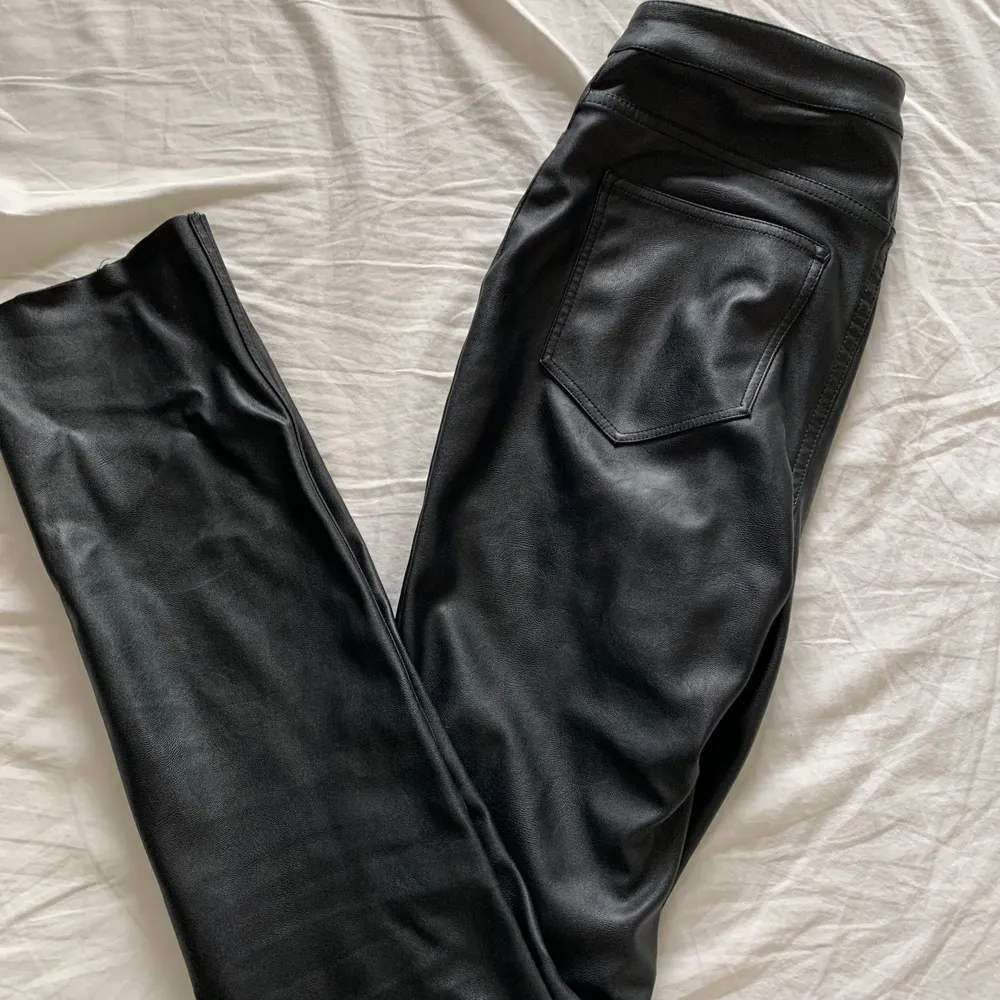 Jättefina skinnbyxor med slit från h&m, säljer pga att de inte kommer till användning längre. Betalning sker via swish + 63 kr spårbar frakt💖. Jeans & Byxor.