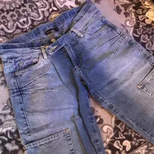 Säljer dessa 90s lowwaisted baggy jeans med riktigt snygga detaljer med knappar och fickor🤍🤍