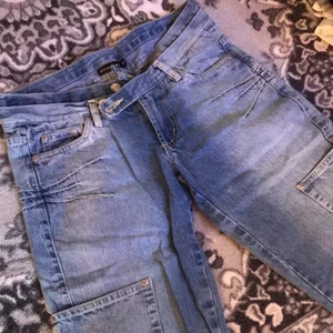 90s lowwaisted baggy jeans - Säljer dessa 90s lowwaisted baggy jeans med riktigt snygga detaljer med knappar och fickor🤍🤍