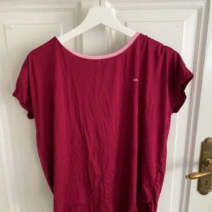 TRÖJA FRÅN RÖNISCH - Vinröd/ lila träningstopp från RÖNISCH. Använd en gång. Möts på Södermalm och vid frakt står köparen för kostnad!