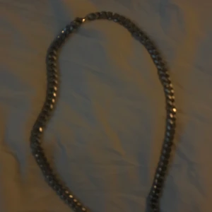 Kedja - Säljer min silverkedja från ASOS. Knappt använd.