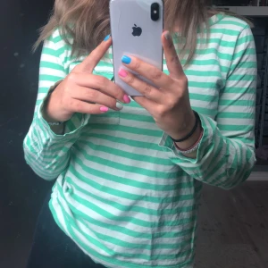 Randig tröja - Säljer denna sååå så fina randiga tröja, ränderna är ljuslila gröna och gröna! 