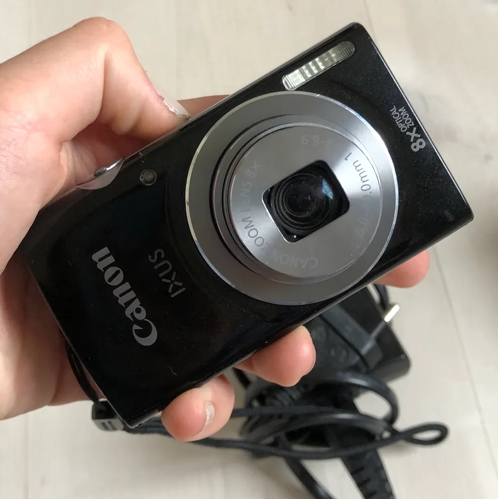 Canon Camera som man kan fota och filma med. Köpt för ca 1000kr säljer för 700kr💗 Skriv för mer info och flera bilder. Accessoarer.