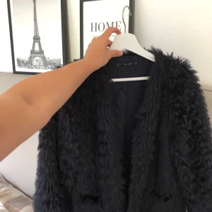 Fejk pälsjacka - Säljer min jättte fina fejk-pälsjacka i färgen mörk marinblå, nästintill svart. Strl M. Passar bra i Höst, då den är lite tunnare, eller med en tjockare tröja under till vintern. Finns så man kan knäppa jackan. 🖤 Köparen står för frakten! 