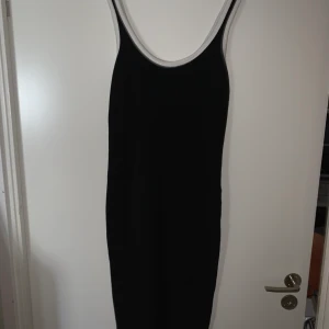 Svart klänning - En svart lite längre klänning från Zara. Använd några gånger men är i bra skick.