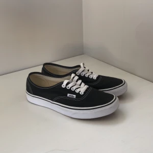 Vans Authentic Sneakers eur39 - Storlek 39, har använts en gång men passar inte. Nypris 649-700kr