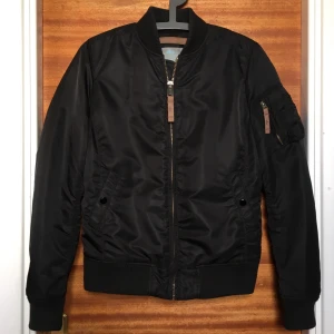 Alpha Industries jacka stl. S - Alpha Industries damjacka, storlek S. Använd under en höst, säjes i befintligt skick. Köparen betalar frakt. 