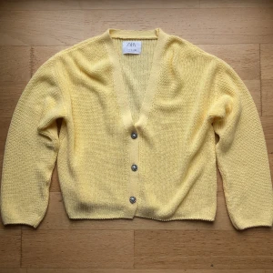 Stickad kofta  - Super gullig stickad kofta med fina knappar, oanvänd. 