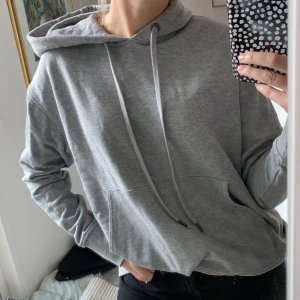 Grå Hoodie Weekday - Jättemysig lite längre hoodie från Weekday! Knappt använd. Pris kan diskuteras och frakt tillkommer 💕