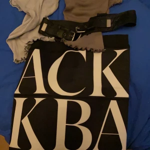 Back kjol i stretchigt material - Tajt mini- el midi-kjol i stretchigt material av svenska märket BACK