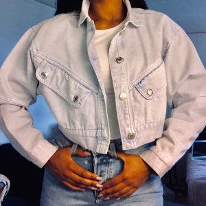 Söt ljuslila jeans jacka från Pull&bear🌸 - Croppad/oversized jeans jacka i ljuslila från pull&bear. Använd 2-3 gånger. Storlek S men kan användas av XS-L. Köpt för 399kr säljes för 150kr eller byte. Kan mötas upp!