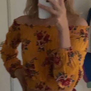 H&M sommar tröja strl XS - Tröja från H&M, pris kan diskuteras men just nu är den för 100kr med frakt✨ Den är i storlek XS men passar bra för dem som har storlek S eller M!