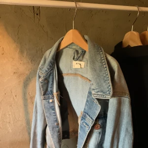 &JACKET - En supertrendig croppad jeansjacka från &jacket köpt på second hand för ett långt tag sedan.✨ Mycket bra skick, en aning solblekt efter somrar som har gått men personligen tycker jag bara att det ger extra charm!🥰 Pris kan diskuteras! Kontakta för mer inf!☺️