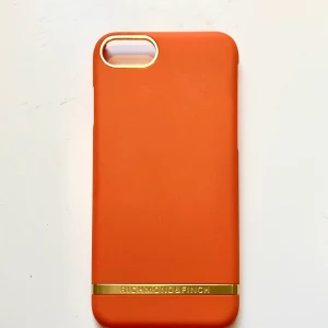 Richmond & Finch mobilskal - Fint och lätt mobilskal från richmond & finch. Passar iPhone 6/7/8. Säljer pga ny mobil. Köparen står för frakt 