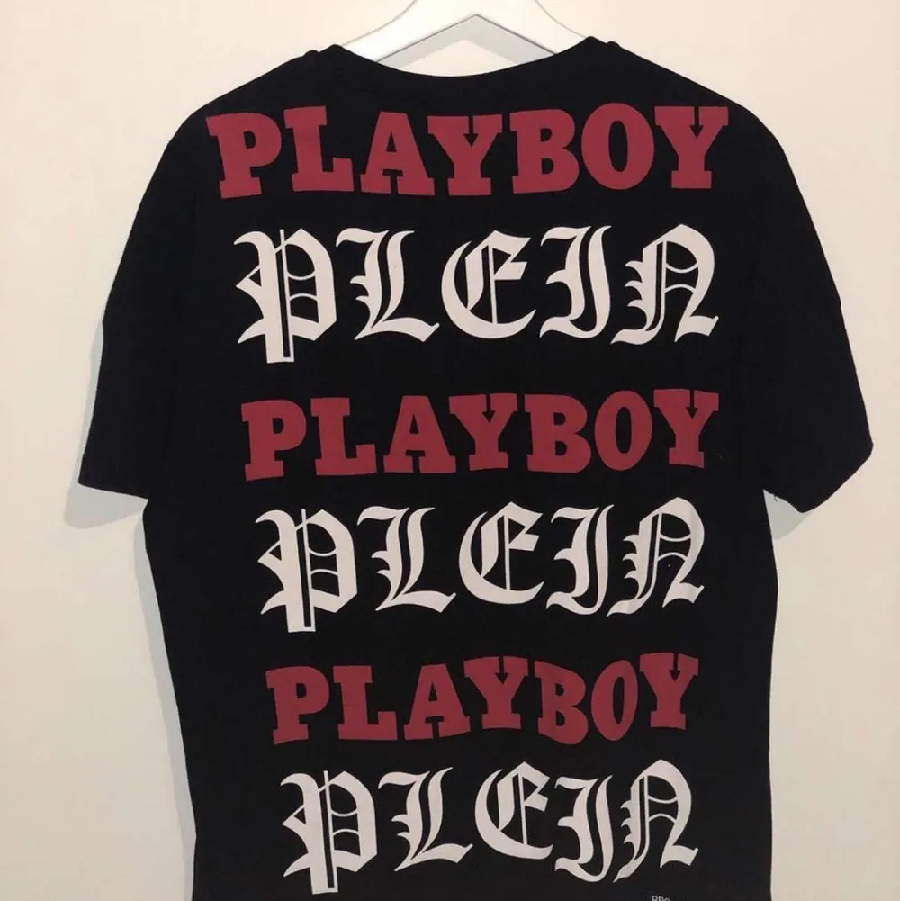 Ej använd helt ny och äkta Playboy T-shirt. Storlek Large. Vid mer frågor eller bilder skriv och vid många intresserad blir det budgivning. T-shirts.